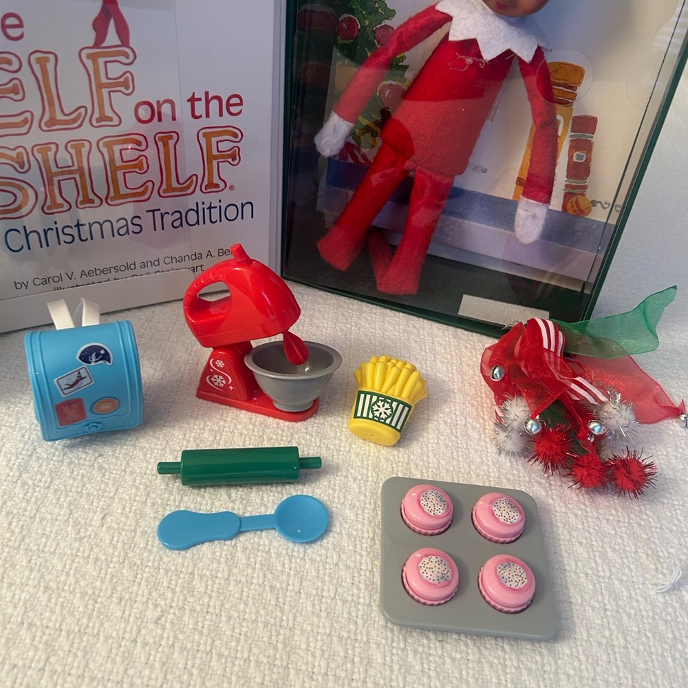 Elf on the Shelf Set with Accessories - Picture 2 of 7